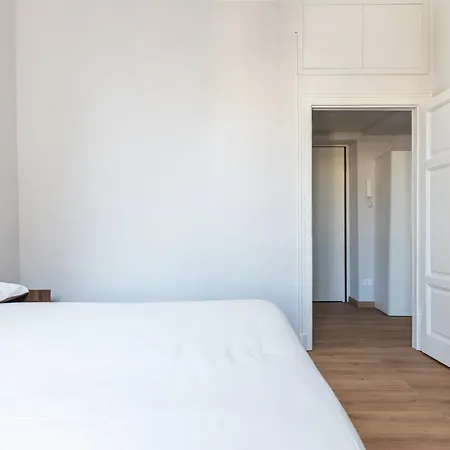 Luminoso Bilocale A Studi Apartamento