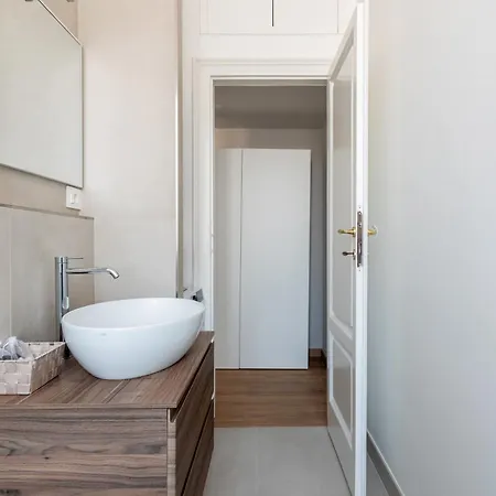 Luminoso Bilocale A Studi Apartamento